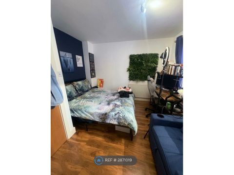 St Davids Square, London E14, Room to rent