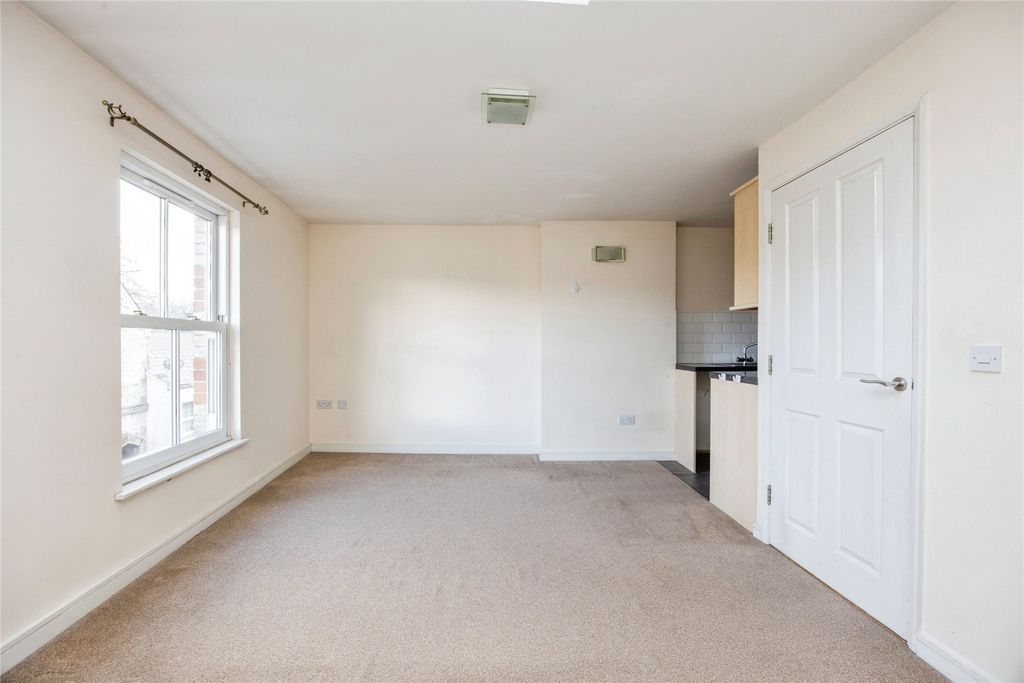 Additional image 2 of 2 bed flat for saleCrinnicks Hill, Bodmin, Cornwall PL31