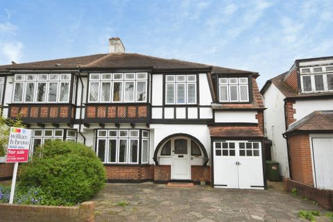 Castellan Avenue, Romford RM2