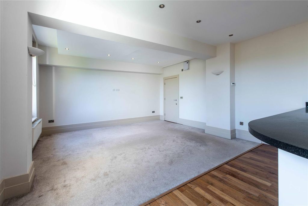 Additional image 5 of 2 bed flat for saleWestern Terrace, The Park NG7