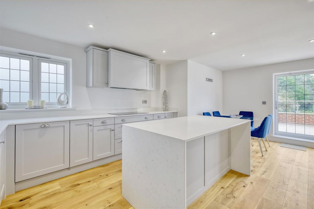 Additional image 8 of 2 bed flat for sale41 Shenfield Road, Shenfield, Brentwood CM15