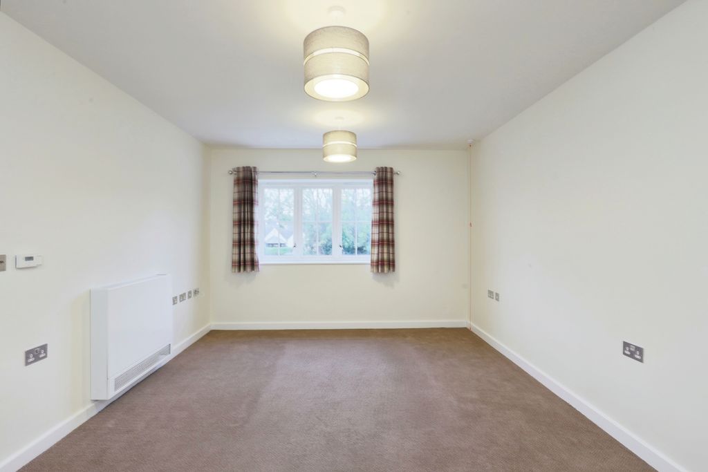 2 bed flat for saleSargent Square, Broadway, Worcestershire WR12 photo 5