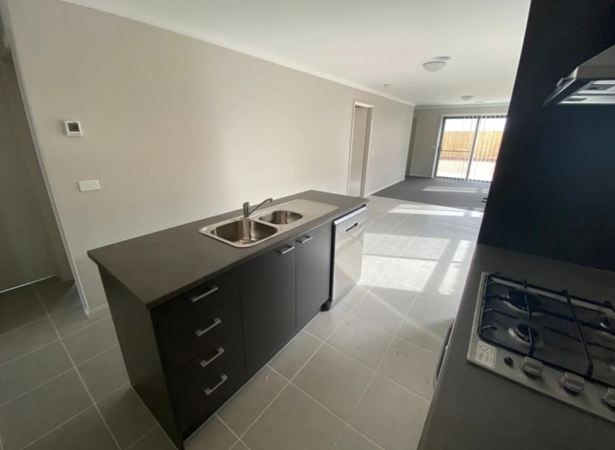9 Pearce Way, Weir Views VIC 3338 photo 3