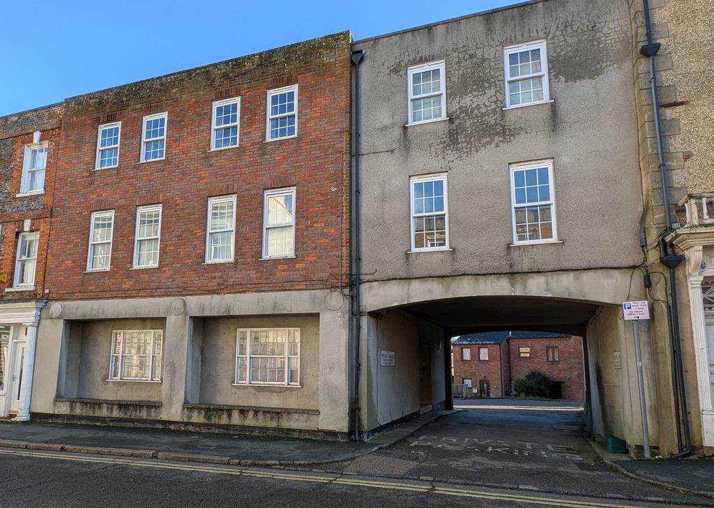 2 bed flat for saleCastle Court, Buckingham MK18