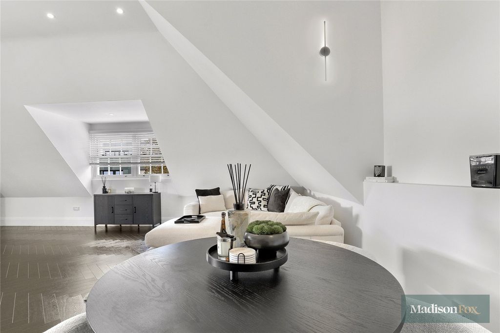 Additional image 10 of 3 bed flat for saleManor Road, Chigwell, Essex IG7