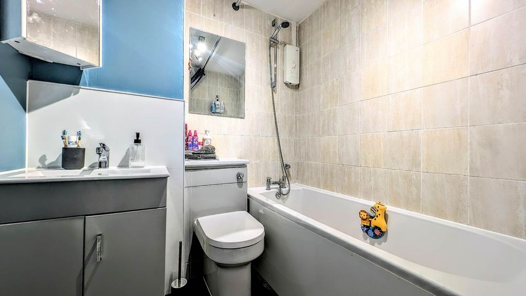 Additional image 7 of 2 bed flat for saleHollybrook Court, Bordon, Hampshire GU35