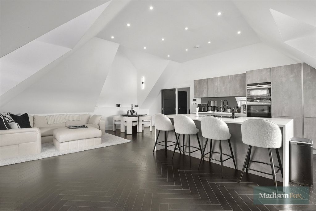 Additional image 2 of 3 bed flat for saleManor Road, Chigwell, Essex IG7