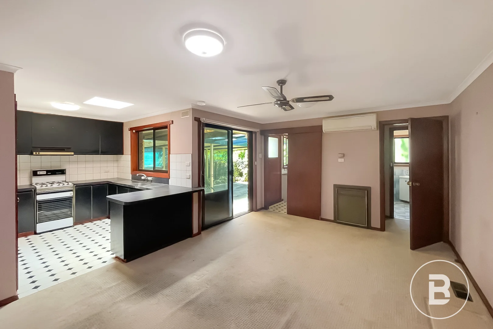 16 Marie Crescent, Wendouree VIC 3355 photo 2