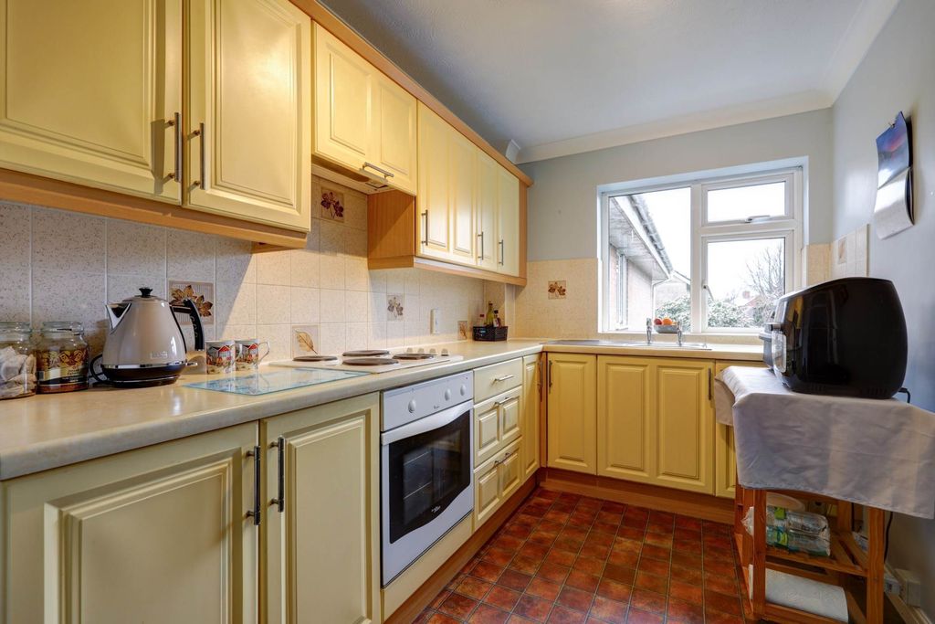 Additional image 4 of 2 bed flat for salePark Road, Blandford Forum DT11
