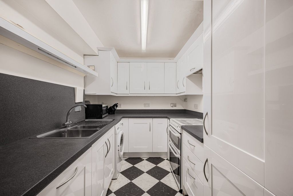 Additional image 11 of 2 bed flat for saleWellington Square, Cheltenham GL50