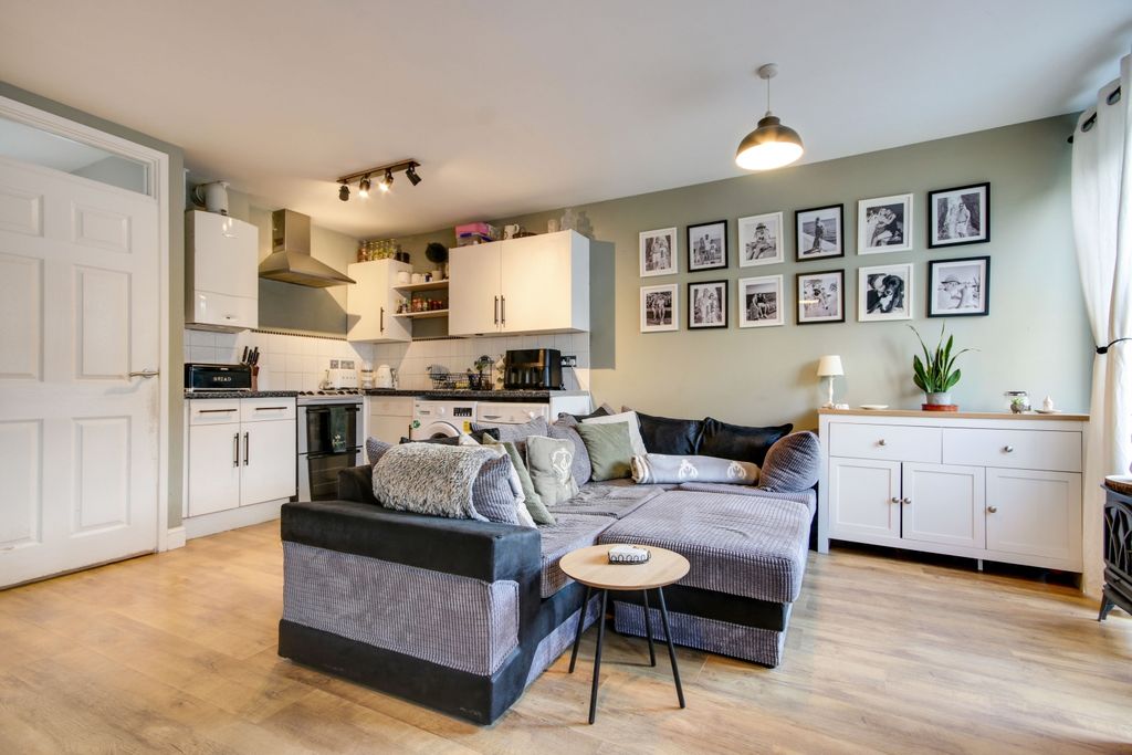 2 bed flat for saleAspen Grove, Fremington, Barnstaple, Devon EX31