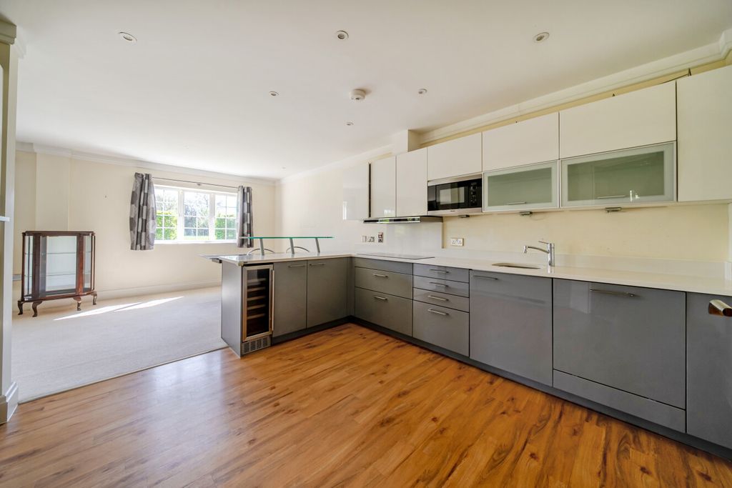 Additional image 3 of 3 bed flat for saleWest Common Road, Bromley, Kent BR2