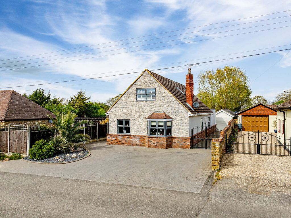 4 bed detached house for saleClarence Road, Bowers Gifford SS13