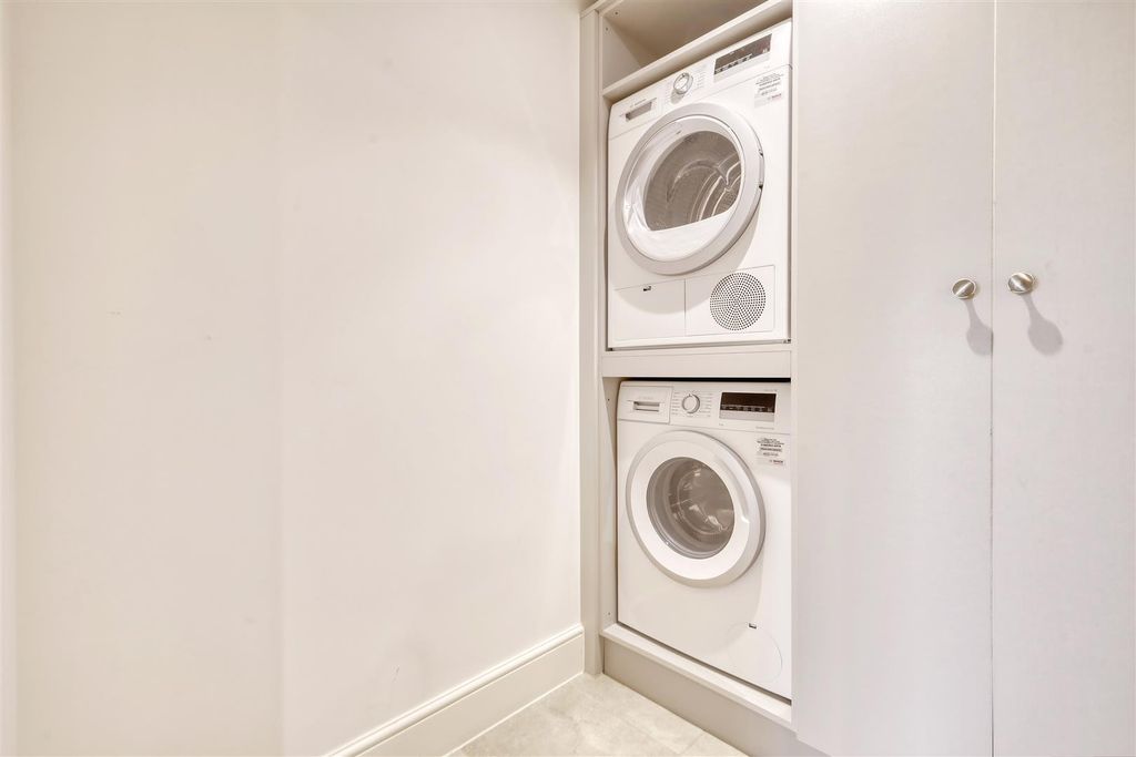 Additional image 9 of 2 bed flat for sale41 Shenfield Road, Shenfield, Brentwood CM15