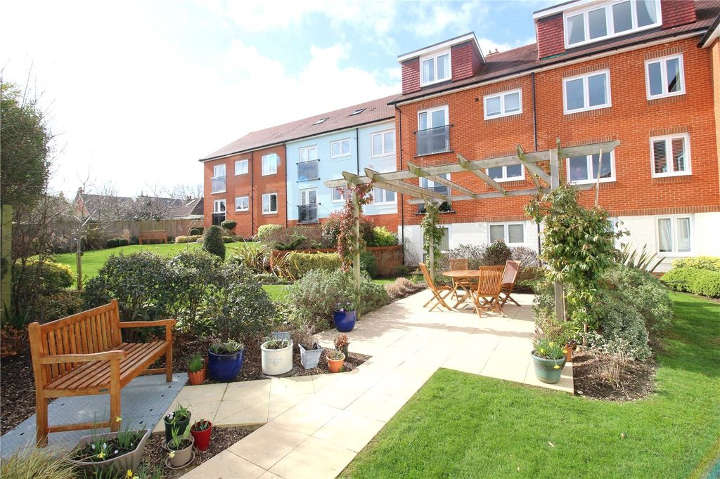 1 bed flat for saleKnights Lodge, North Close, Lymington, Hampshire SO41