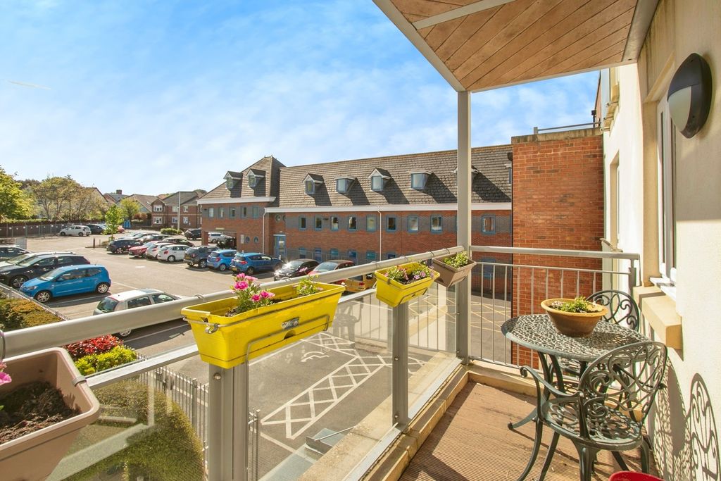 1 bed flat for saleMacaulay Road, Broadstone, Dorset BH18 photo 5