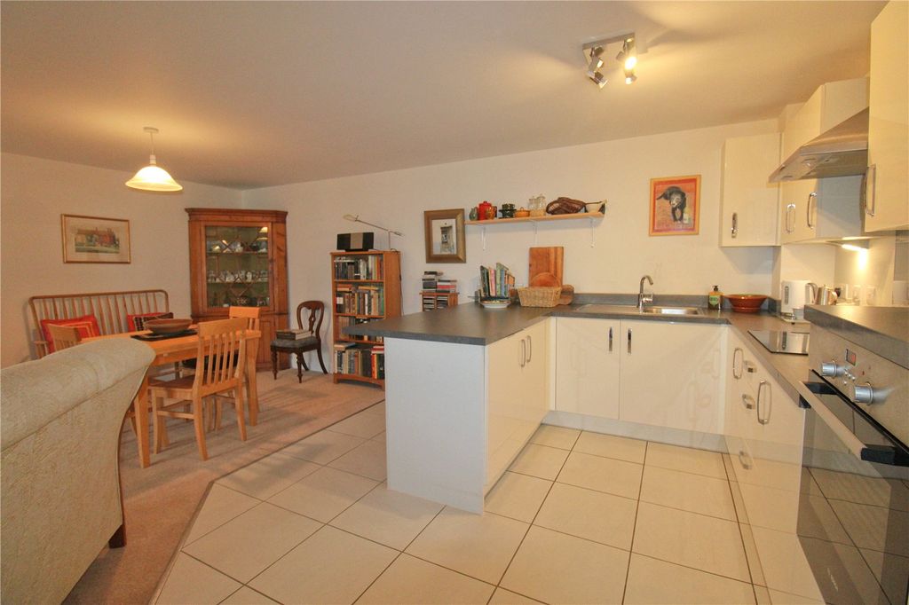2 bed flat for saleApplegate House, Trowbridge BA14 photo 4