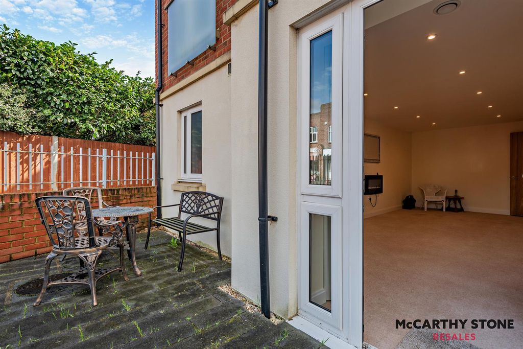 1 bed flat for saleMacaulay Road, Broadstone, Dorset BH18 photo 3