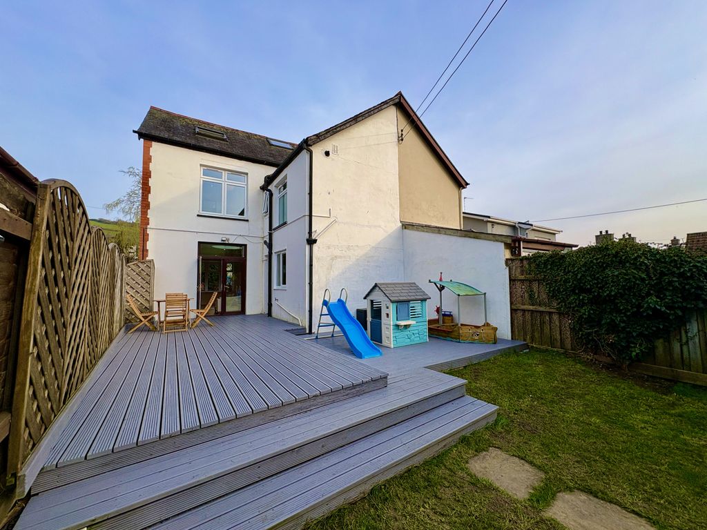 4 bed semi-detached house for saleBow Street SY24