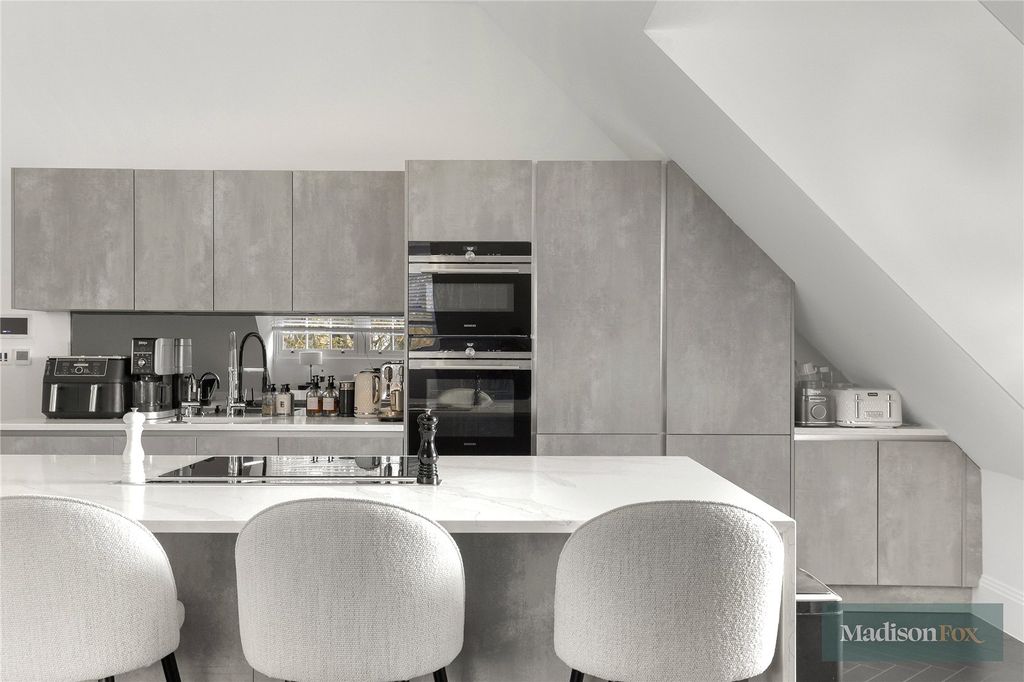 Additional image 8 of 3 bed flat for saleManor Road, Chigwell, Essex IG7