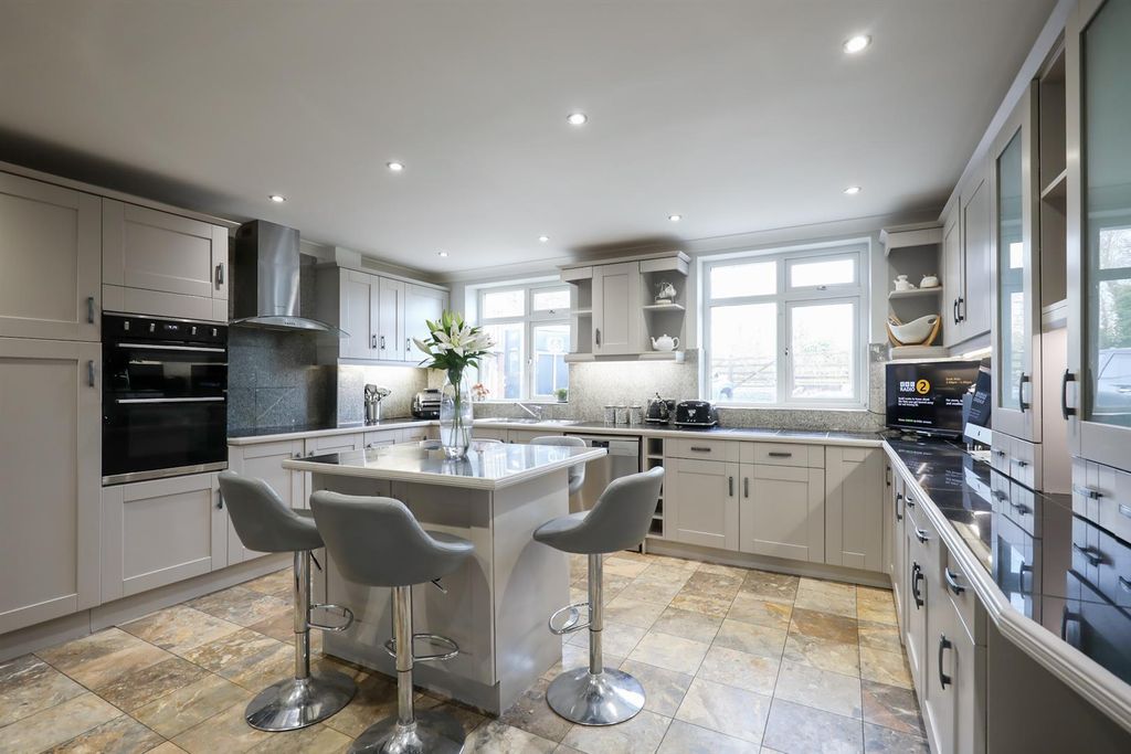 Additional image 5 of 6 bed detached house for saleGoughs Barn Lane, Warfield RG42