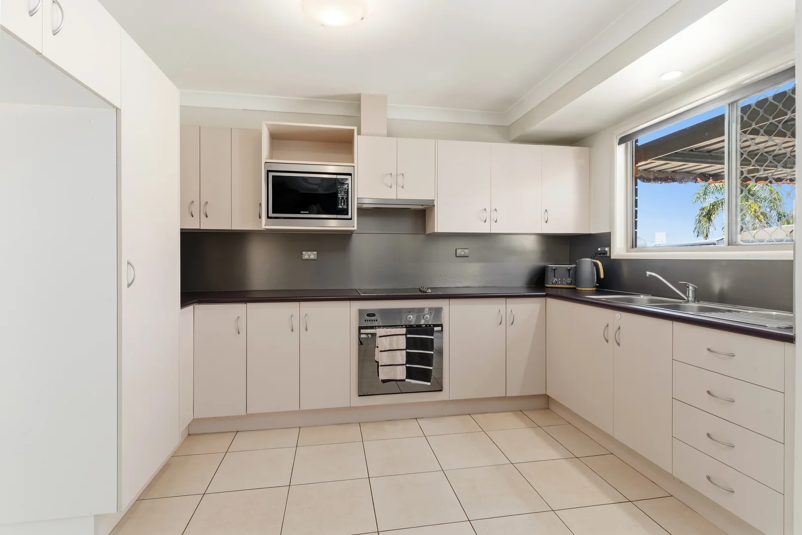 1 Blyth Avenue, Gracemere QLD 4702 photo 2