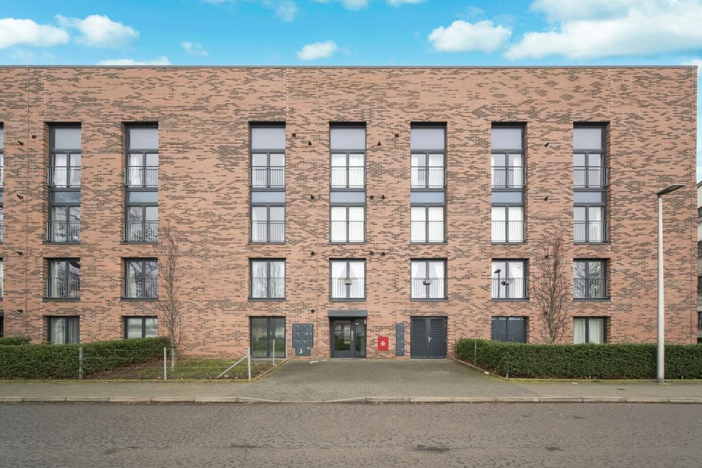 2 bed flat for saleFlat 8, 25 Muirhouse Parkway, Edinburgh EH4