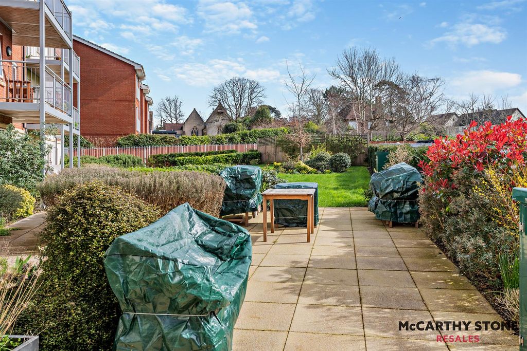 1 bed flat for saleMacaulay Road, Broadstone, Dorset BH18 photo 4