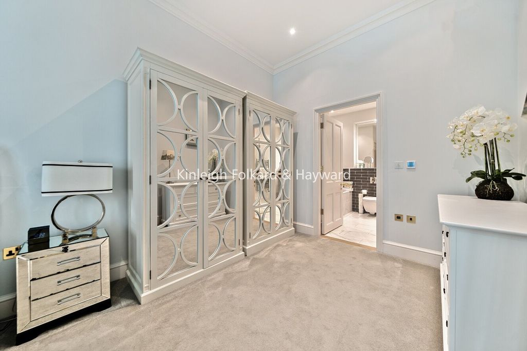 Additional image 7 of 2 bed flat for saleWilloughby Lane, Bromley, Kent BR1