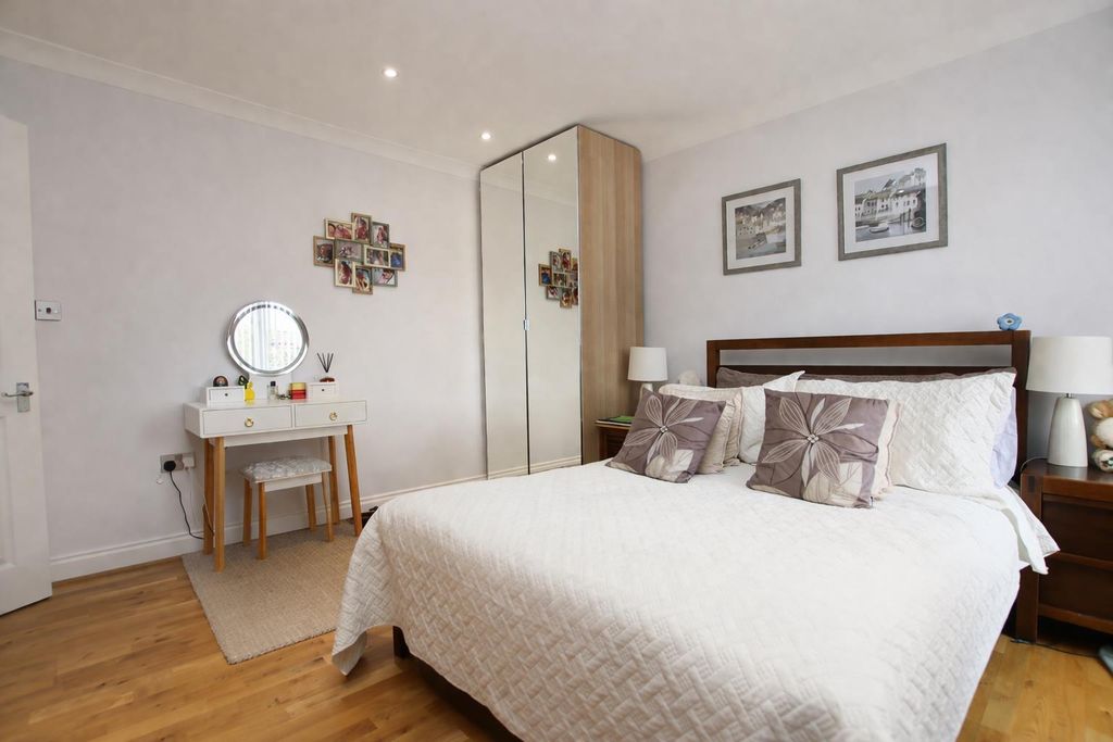 Additional image 7 of 2 bed flat for saleWilliow Tree Court, Balmoral Drive, Borehamwood WD6