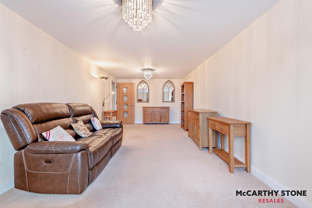 2 bed flat for saleMacaulay Road, Broadstone, Dorset BH18 photo 3
