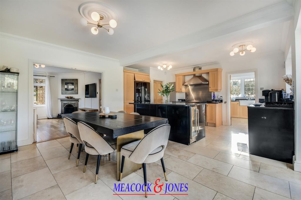 Additional image 9 of 5 bed detached house for saleMount Avenue, Hutton Mount, Brentwood CM13