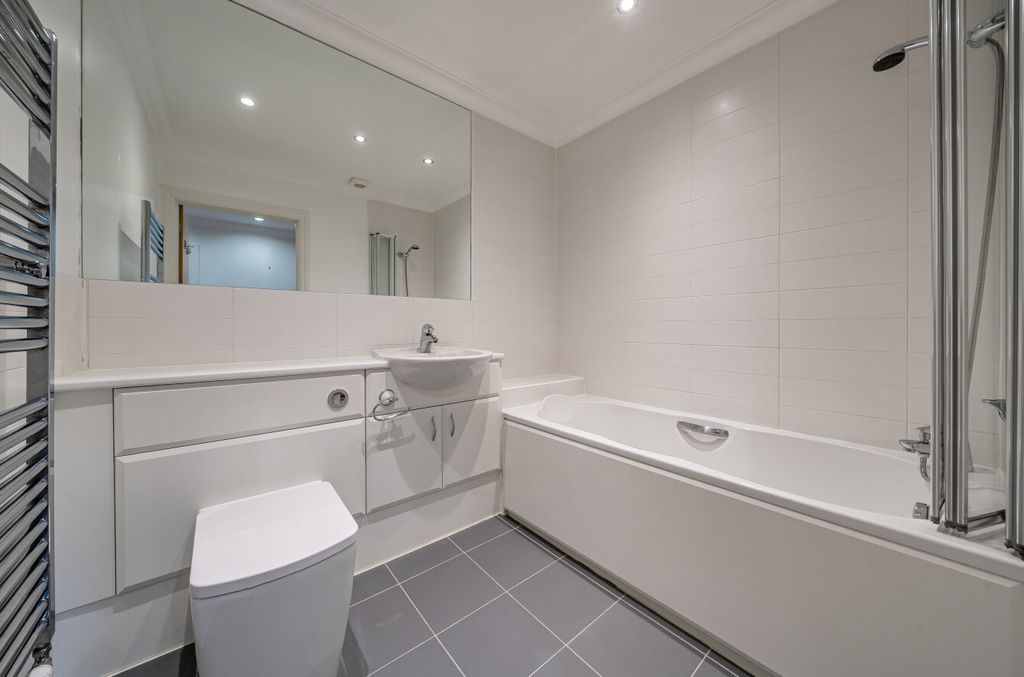Additional image 10 of 2 bed flat for saleBroomfield, Binfield, Bracknell RG42