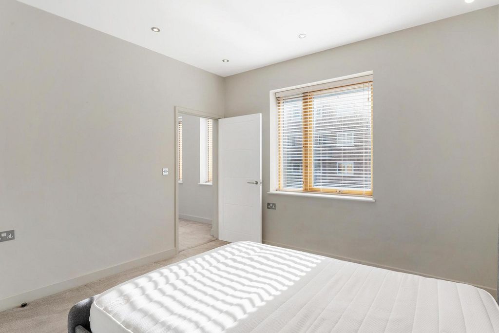 Additional image 8 of 4 bed semi-detached house for saleGibsons Place, Brentford TW8