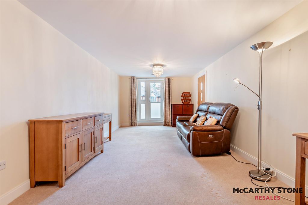 2 bed flat for saleMacaulay Road, Broadstone, Dorset BH18 photo 2
