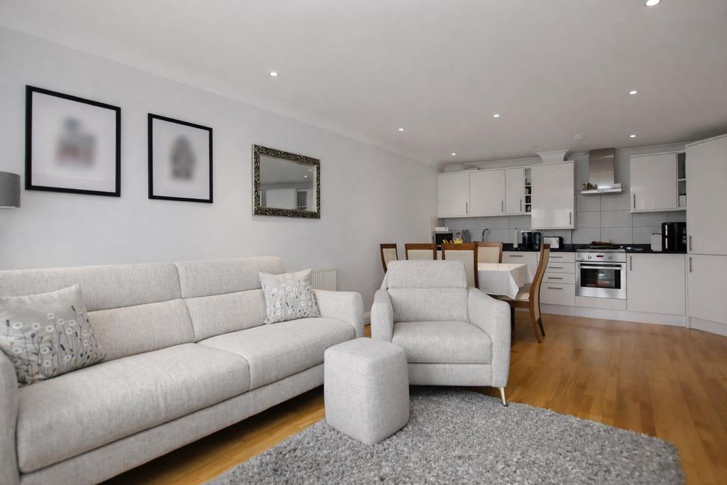 Additional image 2 of 2 bed flat for saleWilliow Tree Court, Balmoral Drive, Borehamwood WD6