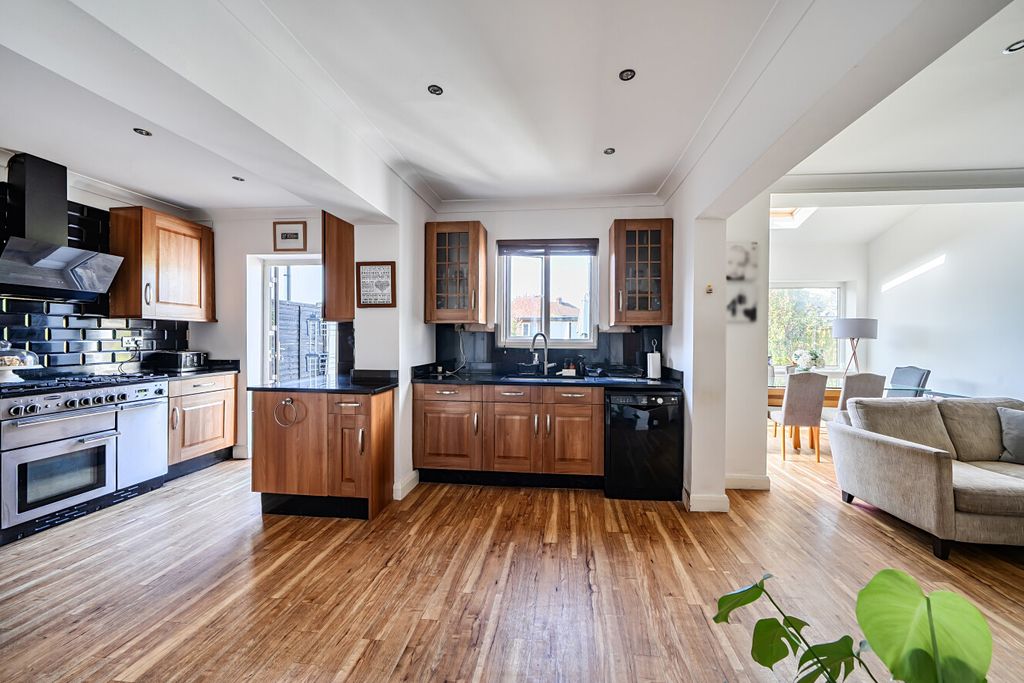 Additional image 8 of 4 bed semi-detached house for saleHurstdene Avenue, Hayes, Kent BR2