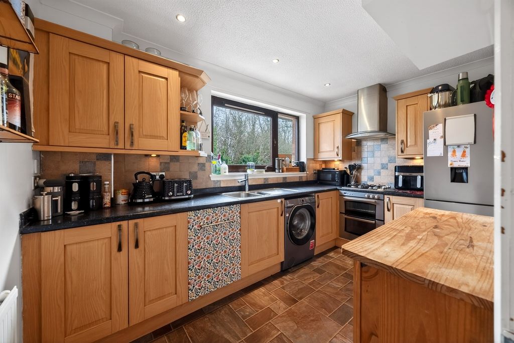 2 bed flat for saleLocher Crescent, Houston, Johnstone PA6 photo 5