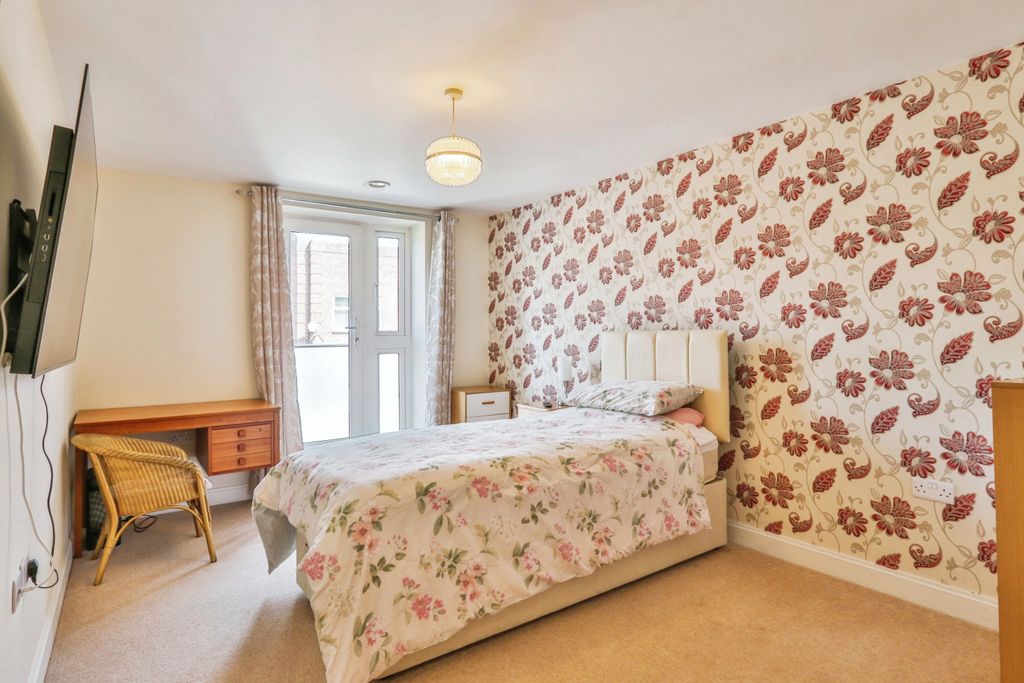 2 bed flat for saleMacaulay Road, Broadstone, Dorset BH18 photo 4