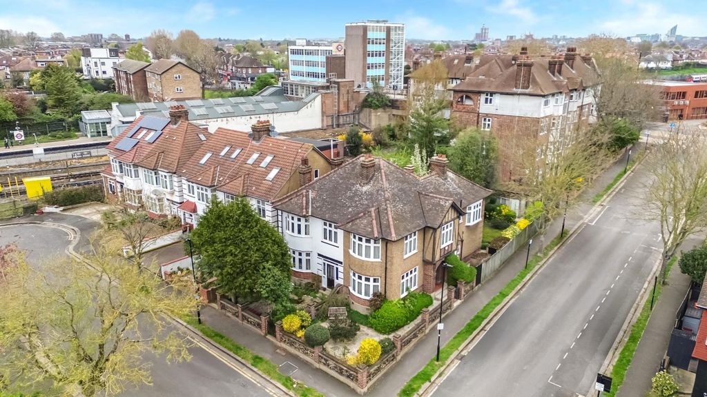 Additional image 3 of 3 bed semi-detached house for saleBoston Gardens, Brentford TW8