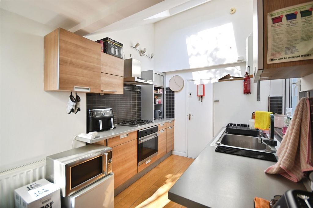 Additional image 12 of 5 bed semi-detached house for saleNew Road, Brentford TW8
