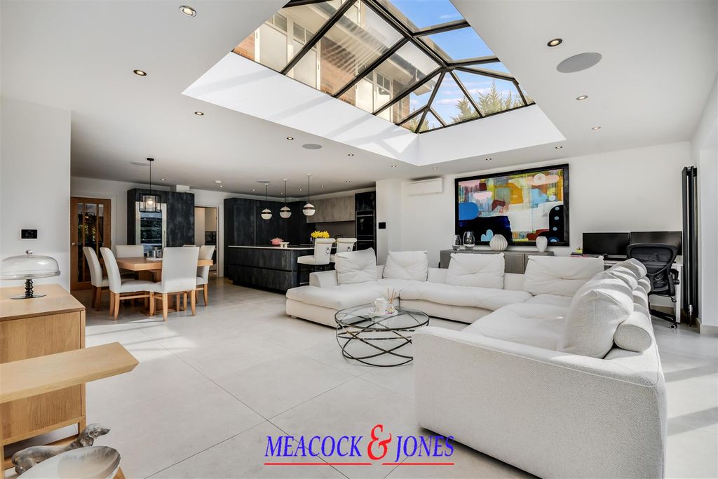Additional image 4 of 5 bed detached house for saleRoundwood Avenue, Hutton Mount, Brentwood CM13