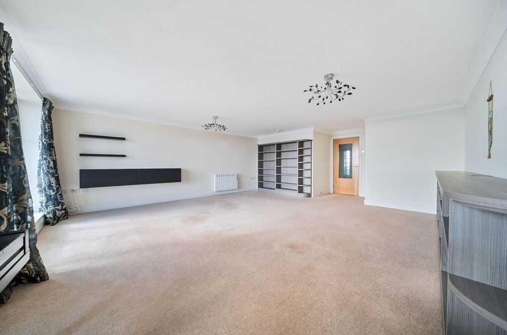 3 bed flat for saleThe Esplanade, Esplanade Grande The Esplanade PO21 photo 3