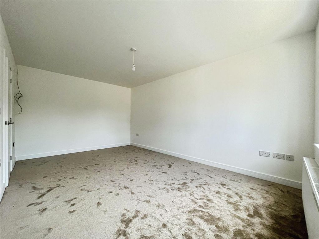 4 bed detached house for saleCongregation Fold, Eccleshill BD2 photo 3
