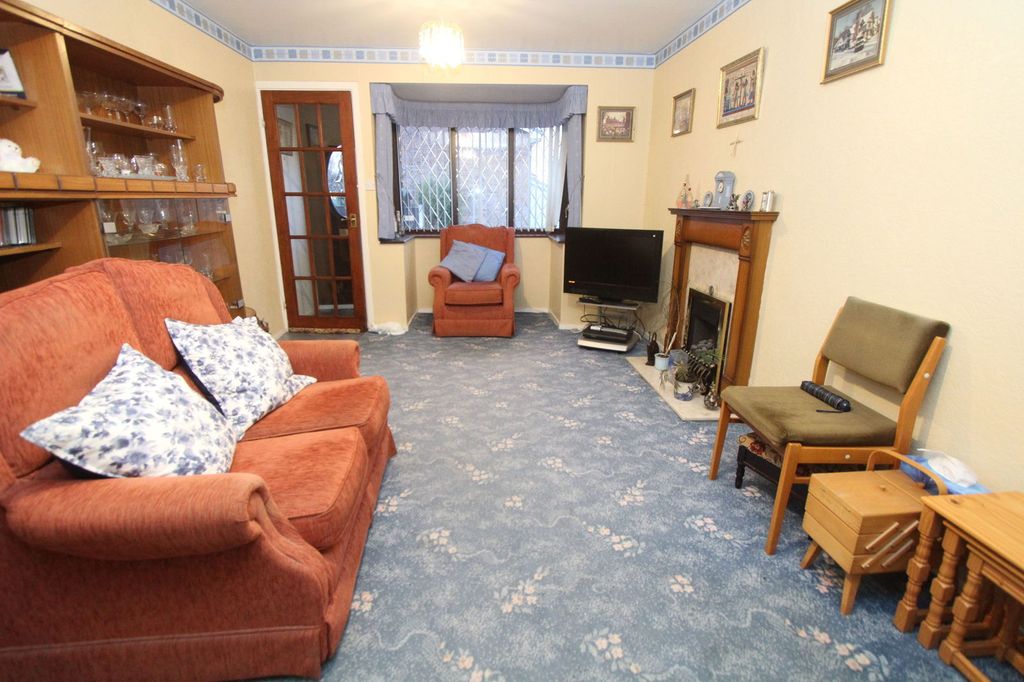 2 bed flat for saleWoodcombe Close, Amblecote, Brierley Hill. DY5 photo 5