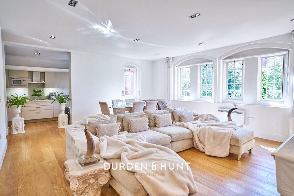 3 bed flat for saleThe Galleries, Warley CM14 photo 4