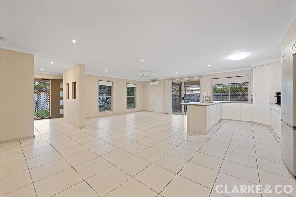 5 Crumpton Place, Beerwah QLD 4519 photo 2