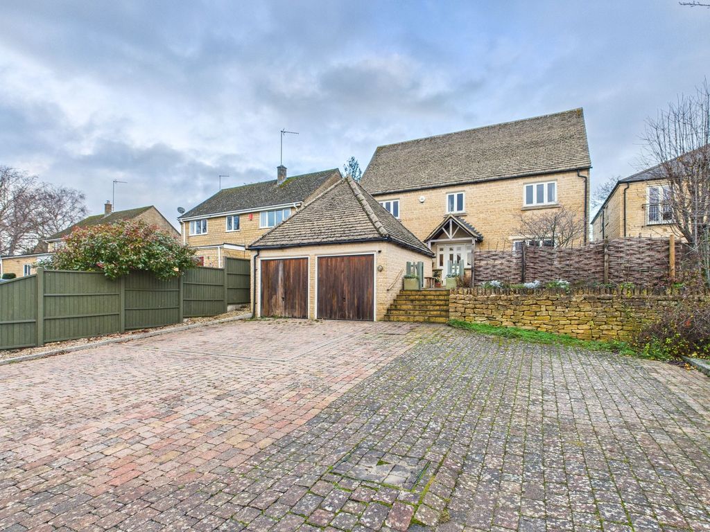 4 bed detached house for saleWychwood Close, Charlbury, Chipping Norton OX7