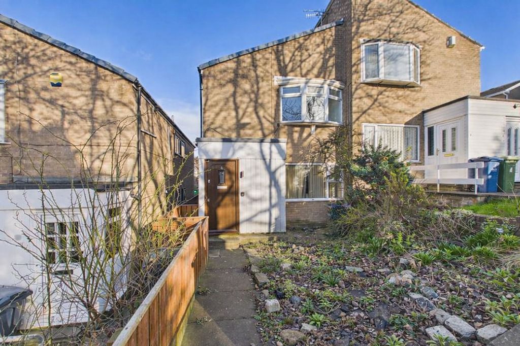 2 bed flat for saleDeans Close, Whickham NE16