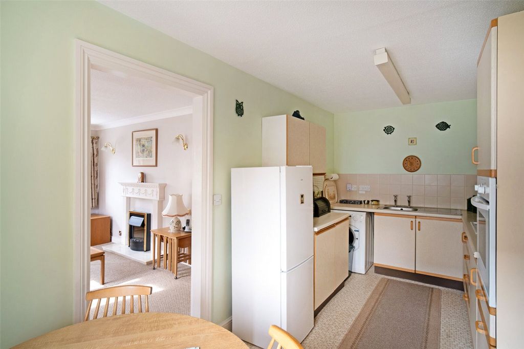 2 bed flat for saleStation Road, Broadway, Worcestershire WR12 photo 3